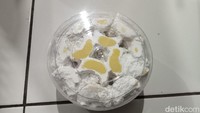 Putri salju adalah kue kering yang diatasnya biasanya ditaburi dengan gula bubuk biasa dicampur dengan vanili. Kue kering ini juga masih menjadi salah satu yang diminati saat lebaran karena rasa manis dan renyah saat dimakan.  (Fikri/detikSumut)