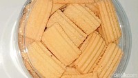 Semprit adalah kue kering dengan ciri khas uniknya. Semprit ini memiliki rasa manis tidak berlebihan dan lembut teksturnya sehingga cocok untuk dinikmati bersama keluarga saat lebaran. (Fikri/detikSumut)