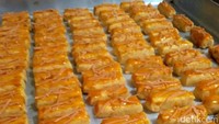 Kue kering keju atau Kastangles ini biasanya ditaburi dengan keju edam atau cheddar. Kue ini memiliki rasa asin gurih dan tektur renyah. Kue ini juga cocok untuk yang tidak suka sama rasa manis. (Foto: Instagram Nabila Kitchen)