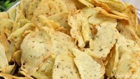 Biasanya penyajian kue lebaran juga identik dengan keripik. Namun, di saat lebaran, kue bawang kerap menjadi pilihan untuk dikonsumsi bersama-sama. Rasanya asin dan gurih, namun tetap renyah di dalam mulut. Biasanya kue yang satu ini bakalan jarang dicari, namun tetap bisa menjadi pilihan untuk disantap saat lebaran nanti. (Foto: Instagran Restart RF)