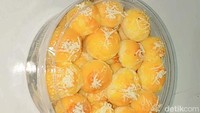 Nastar adalah kue kering berciri khas isi selai nanas dengan tekstur lembut dan renyah. Hal ini membuat nastar sangat diminati saat lebaran.  (Fikri/detikSumut)