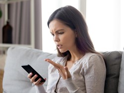 6 Zodiak yang Suka Blokir Mantan Usai Putus, Nggak Mau Drama!