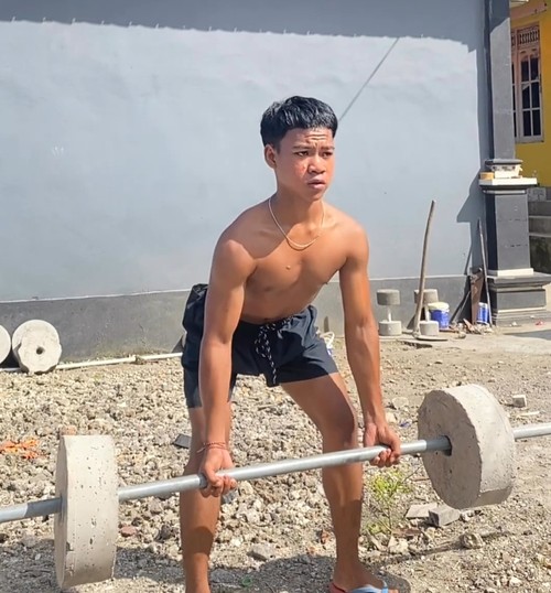 Aksi Marlon Schwarzenegger latihan kebugaran di rumah dengan burble berbahan semen cor di Nusa Penida, Bali. (IST)