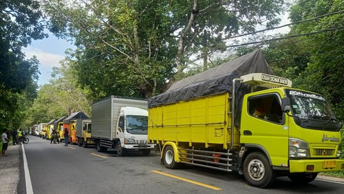 Antrean truk yang terjadi di jalur Gilimanuk-Singaraja saat arus mudik menuju Pelabuhan Gilimanuk, Kamis (20/4/2023). (I Putu Adi Budiastrawan/detikBali).