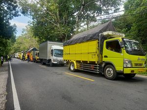 Truk-truk Mengular Masuk ke Pelabuhan Gilimanuk, 7 Jam Terjebak Antrean