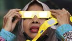 Antusias Warga Jakarta Amati Gerhana Matahari Hibrida