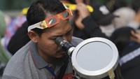 Menyaksikan gerhana matahari hibrida dipilih warga menjadi salah satu kegiatan di momen libur Lebaran 2023. 