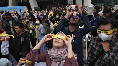Antusias Warga Jakarta Amati Gerhana Matahari Hibrida
