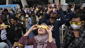 Antusias Warga Jakarta Amati Gerhana Matahari Hibrida