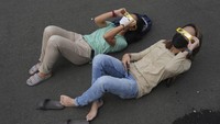 Warga begitu antusias, bahkan sampai tiduran di jalan untuk melihat gerhana tersebut. 