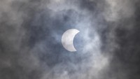 Gerhana matahari hibrida adalah gerhana matahari yang dalam jalurnya mengalami dua fase sekaligus, yaitu fase cincin dan fase total. Ini adalah fenomena langka yang jarang terjadi di wilayah yang sama, kata peneliti astronomi dari BRIN (Badan Riset dan Inovasi Nasional). 