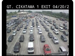 Harap Sabar, Begini Ramainya Antrean Pemudik di GT Cikampek Utama