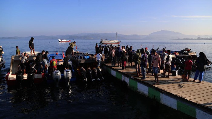 ARUS MUDIK ANTARPULAU DI HALMAHERA SELATAN Sejumlah pemudik berada di atas speed boat saat meninggalkan Dermaga Kupal Gandasuli, Pulau Bacan, Kabupaten Halmahera Selatan, Maluku Utara, Kamis (20/4/2023). Memasuki H-2 Idul Fitri 1444 Hijriah, arus mudik antarpulau di Halmahera Selatan menggunakan speed boat tersebut mulai meningkat hingga 30 persen dengan karena harganya masih relatif terjangkau dan cepat untuk menjangkau daerah pelosok di Halmahera Selatan. ANTARA FOTO/Andri Saputra/aww.