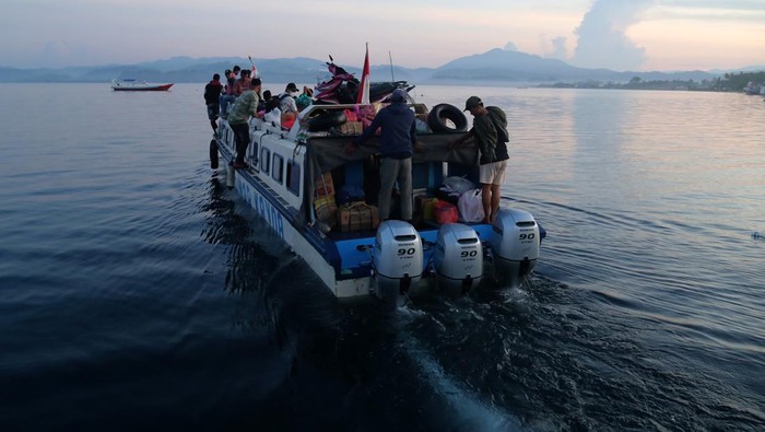 ARUS MUDIK ANTARPULAU DI HALMAHERA SELATAN Sejumlah pemudik berada di atas speed boat saat meninggalkan Dermaga Kupal Gandasuli, Pulau Bacan, Kabupaten Halmahera Selatan, Maluku Utara, Kamis (20/4/2023). Memasuki H-2 Idul Fitri 1444 Hijriah, arus mudik antarpulau di Halmahera Selatan menggunakan speed boat tersebut mulai meningkat hingga 30 persen dengan karena harganya masih relatif terjangkau dan cepat untuk menjangkau daerah pelosok di Halmahera Selatan. ANTARA FOTO/Andri Saputra/aww.