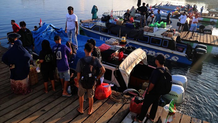 Sejumlah pemudik berada di atas speed boat saat meninggalkan Dermaga Kupal Gandasuli, Pulau Bacan, Kabupaten Halmahera Selatan, Maluku Utara, Kamis (20/4/2023). Memasuki  H-2 Idul Fitri 1444 Hijriah, arus mudik antarpulau di Halmahera Selatan menggunakan speed boat tersebut mulai meningkat hingga 30 persen dengan karena harganya masih relatif terjangkau dan cepat untuk menjangkau daerah pelosok di Halmahera Selatan. ANTARA FOTO/Andri Saputra/aww.