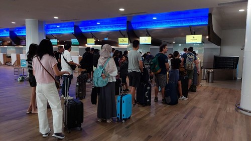 Antrean penumpang di pintu keberangkatan Bandara Lombok pada Kamis (20/4/2023).
