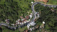 Foto udara kendaraan pemudik terjebak macet di Jalur Selatan, Malangbong, Kabupaten Garut, Jawa Barat, Kamis (20/4/2023).