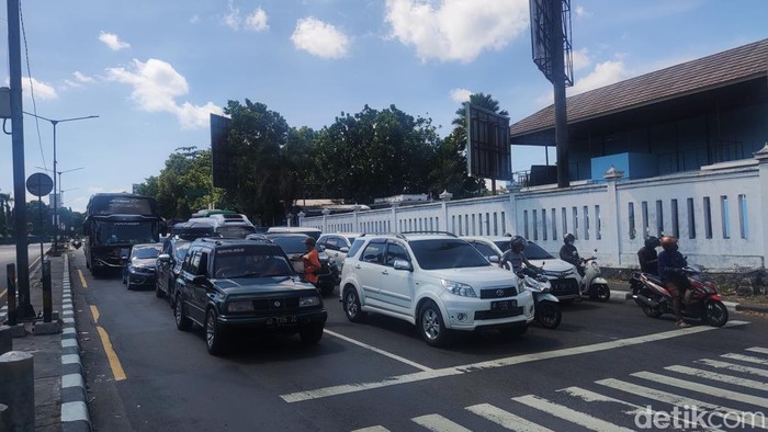 Pantauan kendaraan masuk ke DIY dari wilayah Prambanan, Sleman, Kamis (20/4/2023) siang.