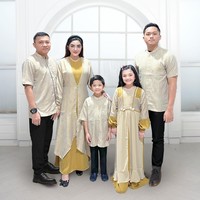 Perpaduan warna sage green dan mustard membuat busana bergaya simpel jadi lebih atraktif. Seperti yang ditampilkan keluarga Anang Hermansyah dan Ashanty. Foto: Instagram