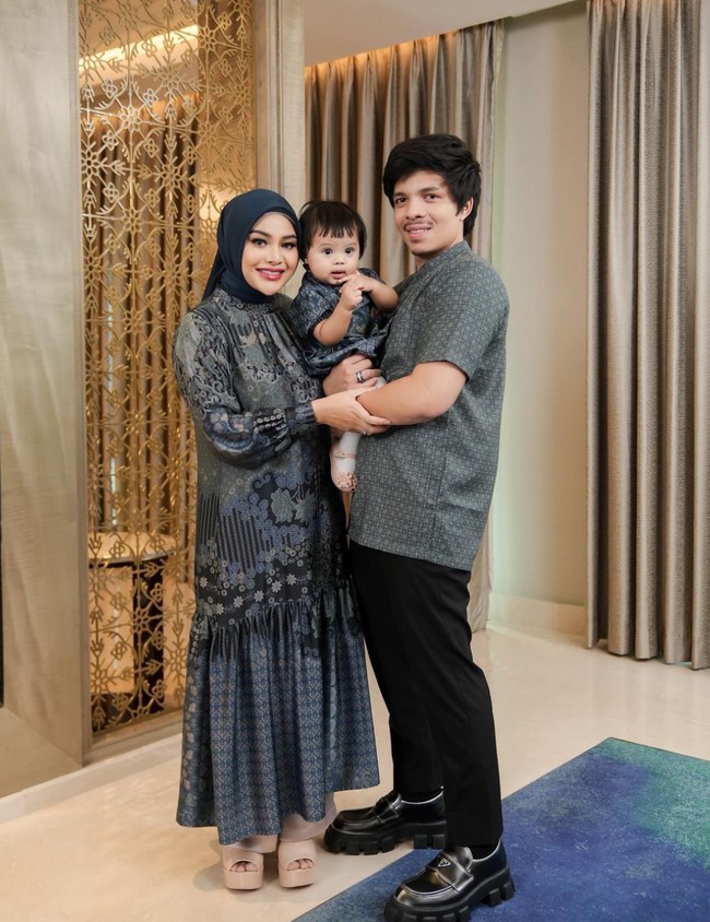 Busana sarimbit akan membuat penampilan kamu sekeluarga lebih stylish dan atraktif. Seperti yang dikenakan Aurel Hermansyah, Atta Halilintar dan putri mereka Ameena. Foto: Instagram