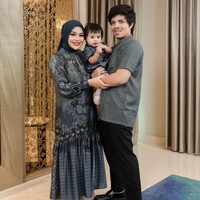 Busana sarimbit akan membuat penampilan kamu sekeluarga lebih stylish dan atraktif. Seperti yang dikenakan Aurel Hermansyah, Atta Halilintar dan putri mereka Ameena. Foto: Instagram
