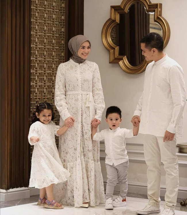 Gaya klasik di Hari Raya yang tak pernah lekang waktu, yakni busana putih. Citra Kirana tampil anggun dan feminin dengan gamis berbahan lace dan detail ikat pinggang. Penampilannya senada dengan suami, Rezky Aditya, dan kedua buah hati mereka. Foto: Instagram