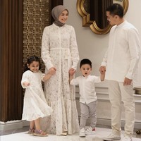 Gaya klasik di Hari Raya yang tak pernah lekang waktu, yakni busana putih. Citra Kirana tampil anggun dan feminin dengan gamis berbahan lace dan detail ikat pinggang. Penampilannya senada dengan suami, Rezky Aditya, dan kedua buah hati mereka. Foto: Instagram