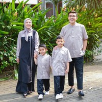 Palet netral dan hitam selalu jadi pilihan paling aman untuk tampil kembaran bersama keluarga. Tya Ariestya pun memilih gaya simpel dengan nuansa abu-abu dan hitam yang bisa kamu jadikan inspirasi jika menyukai busana berwarna netral. Foto: Instagram