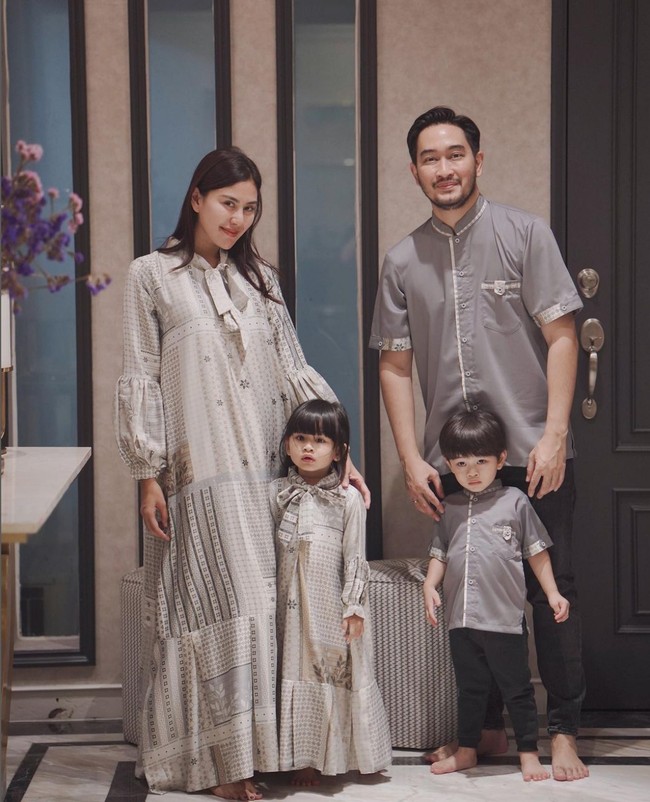 Kembar tidak harus sama persis warnanya. Kamu bisa tetap tampil kompak bergaya saat Lebaran dengan busana yang senada. Pilih palet paling dominan kemudian sesuaikan dengan warna turunannya. Seperti gaya stylish keluarga Syahnaz Sadiqah dan Jeje Govinda ini yang memilih nuansa abu-abu, putih dan cokelat. Foto: Instagram