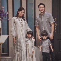 Kembar tidak harus sama persis warnanya. Kamu bisa tetap tampil kompak bergaya saat Lebaran dengan busana yang senada. Pilih palet paling dominan kemudian sesuaikan dengan warna turunannya. Seperti gaya stylish keluarga Syahnaz Sadiqah dan Jeje Govinda ini yang memilih nuansa abu-abu, putih dan cokelat. Foto: Instagram
