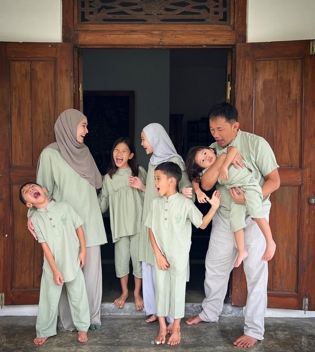 Keluarga Zaskia Adya Mecca dan Hanung Bramantyo kompak memilih busana kembaran dengan warna yang sedang tren, sage green. Agar tidak monoton, warna hijau bisa disandingkan dengan palet netral seperto beige, putih atau krem. Foto: Instagram