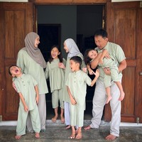 Keluarga Zaskia Adya Mecca dan Hanung Bramantyo kompak memilih busana kembaran dengan warna yang sedang tren, sage green. Agar tidak monoton, warna hijau bisa disandingkan dengan palet netral seperto beige, putih atau krem. Foto: Instagram