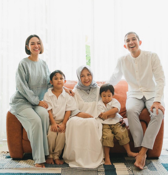 Tampil simpel seperti keluarga Andien Aisyah dan Ippe akan membuat gaya kamu terkesan bersahaja. Koordinasi warna bisa ditampilkan dengan mengenakan busana dan atribut berpalet senada. Foto: Instagram