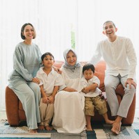 Tampil simpel seperti keluarga Andien Aisyah dan Ippe akan membuat gaya kamu terkesan bersahaja. Koordinasi warna bisa ditampilkan dengan mengenakan busana dan atribut berpalet senada. Foto: Instagram