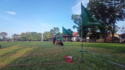 Beberapa jamaah Muhamadiyah Tabanan mempersiapkan tempat salat Idul Fitri di Lapangan Alit Saputra, Dangin Carik, pada Jumat (21/4/2023). (chairul amri simabur/detikBali)