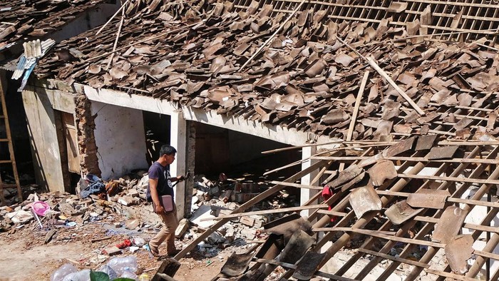 Warga menyaksikan puing-puing bangunan rumah yang hancur akibat ledakan bubuk petasan di Jebengsari, Salaman, Magelang, Jawa Tengah, Kamis (20/4/2023). Akibat ledakan tersebut seorang warga mengalami luka ringan, satu rumah hancur dan enam rumah rusak ringan. ANTARA FOTO/Anis Efizudin/aww.