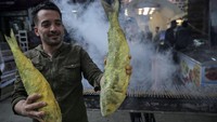 Muslim dianjurkan untuk sarapan sebelum menunaikan salat Idul Fitri. Di Palestina, makanan yang kerap dikonsumsi adalah feseekh. Menjelang Lebaran, warga kerap membeli untuk sajian Idul Fitri.