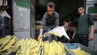 Seorang pedagang Palestina menjual ikan asin yang disebut (Feseekh) di sebuah pasar di Kota Gaza, Rabu (19/4/2023). 