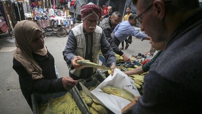 Berburu Ikan Asin di Pasar Gaza untuk Sajian Lebaran