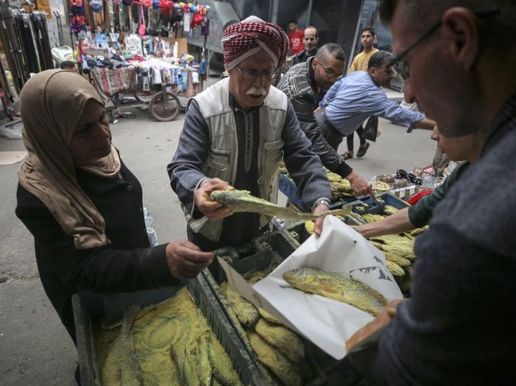 Berburu Ikan Asin di Pasar Gaza untuk Sajian Lebaran