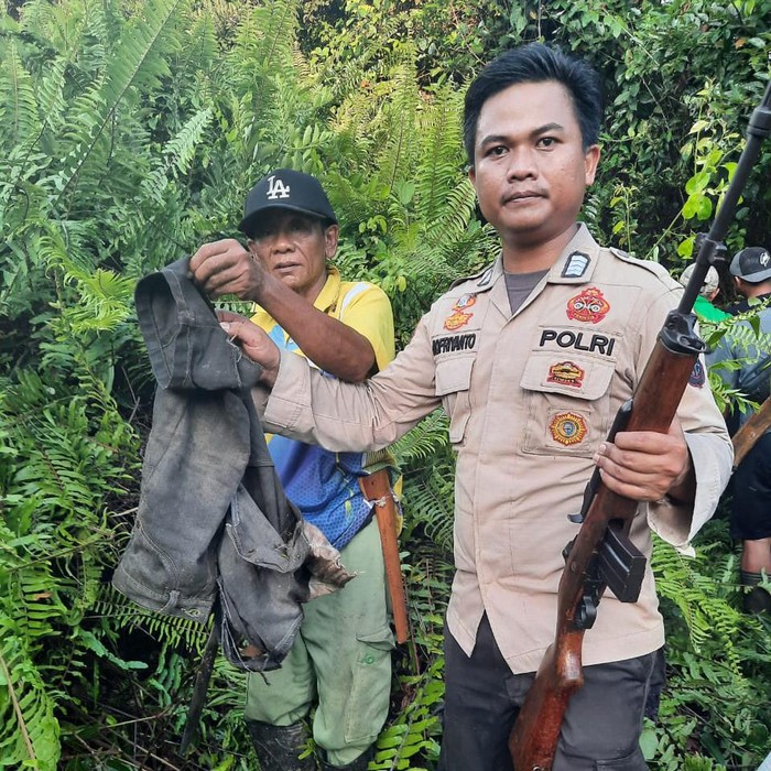 Bhabinkamtibmas kampung rempak bersama warga menemukan patongan pakaian korban 300 meter dari jenazah korban. (Foto: Istimewa)