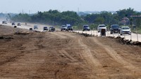 Tak terlihat kepadatan kendaraan yang melintas di tol fungsional tersebut.