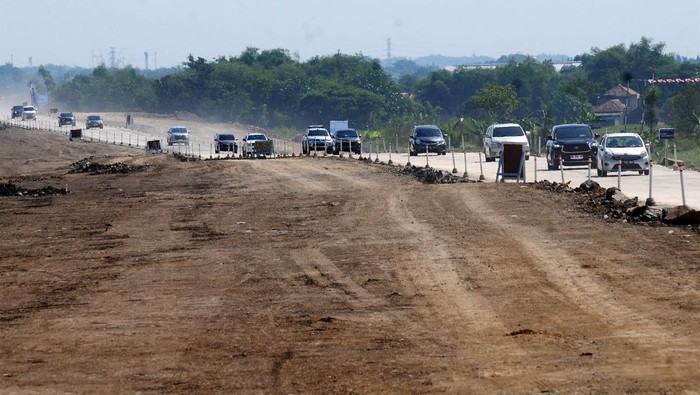 Bisa Dilewati, Begini Suasana Arus Mudik di Tol Fungsional Solo-Yogyakarta Pengendara melaju di jalan tol fungsional Solo-Yogyakarta di Sawit, Boyolali, Jawa Tengah, Kamis (20/4/2023). Berdasarkan catatan PT Jogjasolo Marga Makmur (JMM) pada H-2 Idul Fitri 1444 H atau Kamis (20/4) dari pukul 06.00 WIB hingga 10.00 WIB kendaraan yang melintasi jalan tol fungsional Solo-Yogyakarta sebanyak 1.255 kendaraan. ANTARA FOTO/Aloysius Jarot Nugroho/aww.