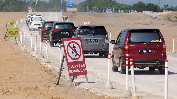 Bisa Dilewati, Begini Suasana Arus Mudik di Tol Fungsional Solo-Yogyakarta Pengendara melaju di jalan tol fungsional Solo-Yogyakarta di Sawit, Boyolali, Jawa Tengah, Kamis (20/4/2023). Berdasarkan catatan PT Jogjasolo Marga Makmur (JMM) pada H-2 Idul Fitri 1444 H atau Kamis (20/4) dari pukul 06.00 WIB hingga 10.00 WIB kendaraan yang melintasi jalan tol fungsional Solo-Yogyakarta sebanyak 1.255 kendaraan. ANTARA FOTO/Aloysius Jarot Nugroho/aww.