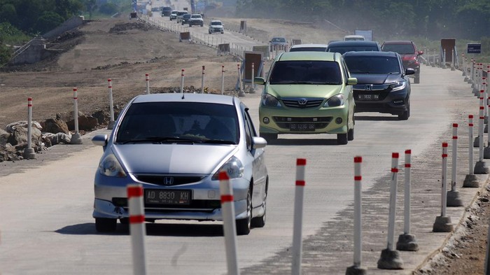 Bisa Dilewati, Begini Suasana Arus Mudik di Tol Fungsional Solo-Yogyakarta Pengendara melaju di jalan tol fungsional Solo-Yogyakarta di Sawit, Boyolali, Jawa Tengah, Kamis (20/4/2023). Berdasarkan catatan PT Jogjasolo Marga Makmur (JMM) pada H-2 Idul Fitri 1444 H atau Kamis (20/4) dari pukul 06.00 WIB hingga 10.00 WIB kendaraan yang melintasi jalan tol fungsional Solo-Yogyakarta sebanyak 1.255 kendaraan. ANTARA FOTO/Aloysius Jarot Nugroho/aww.