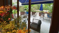 Adalah Blue Terrace, sebuah restoran yang berlokasi di hotel AYANA Midplaza Sudirman Jakarta. Restoran ini punya dekorasi bunga-bunga segar yang cantik. Foto: Daniel Ngantung/detikcom