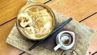  Vokalis bersuara emas ini juga suka ngopi. Salah satu momennya, ketika ia minum secangkir kopi di Pison Coffee. Foto: Instagram @carlo_saba