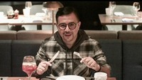 Dalam rangka tahun baru, Carlo Saba saat itu menikmati makan malam di restoran mewah. Ia tampak memesan beberapa hidangan termasuk steak. Foto: Instagram @carlo_saba
