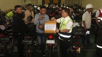 Tak lupa mereka mengajak ngobrol para pengguna angkutan jasa kapal laut milik Pelni ini untuk mengetahui akan pelayanan, sarana dan prasarana yang disediakan selama menyeberang.