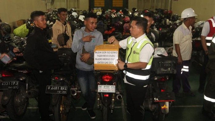 Cek Kesiapan KM Dobonsolo untuk Para Pemudik Motor Direktur PT PELNI Yahya Kuncoro (kanan) bersama Nakhoda Capt. Muhary Widiono (kiri) mengecek dan memastikan fasilitas di atas KM Dobonsolo siap untuk melayani pemudik sepeda motor yang menyeberang melalui Ciwandan, Banten menuju Panjang, Lampung, Kamis Dini Hari (20/4). PELNI melalui KM Dobonsolo ditunjuk Kementerian Perhubungan RI untuk membantu penyeberangan khusus pemudik sepeda motor dari Ciwandan, sementara Pelabuhan Merak dikhususkan bagi pemudik yang membawa kendaraan roda empat KM Dobonsolo mengangkut 1.211 unit motor beserta pemudik motor Armada berkapasitas 1.300 penumpang ini direncanakan melayani tiga kali perjalanan penyeberangan di arus balik ini dan arus balik nanti.